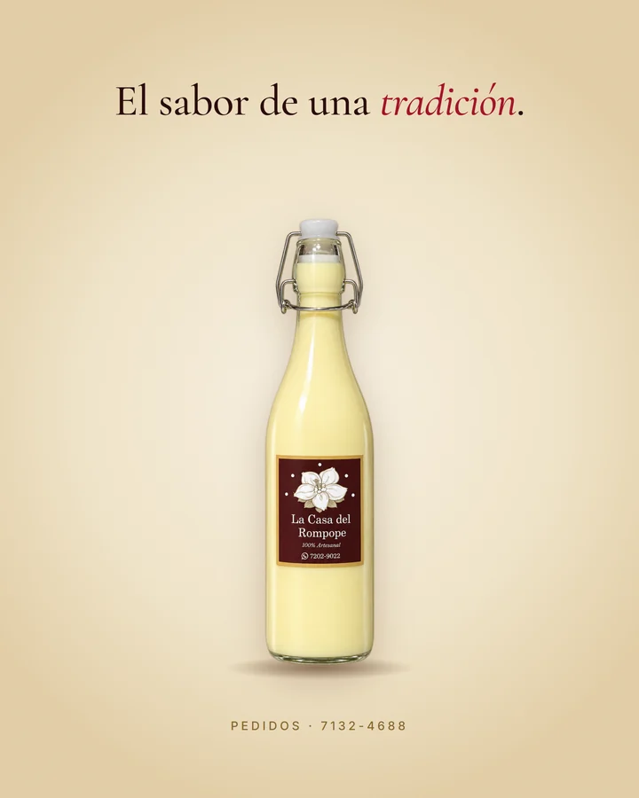 Botella de 1 litro de La Casa del Rompope sobre crema, con el lema «El sabor de una tradición» y el número de pedidos 7132-4688