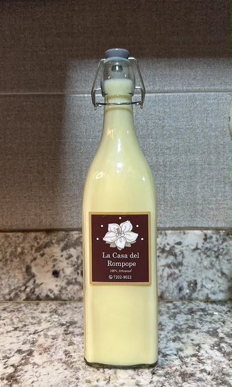 Botella de 1 litro de rompope La Casa del Rompope, con tapa de gancho