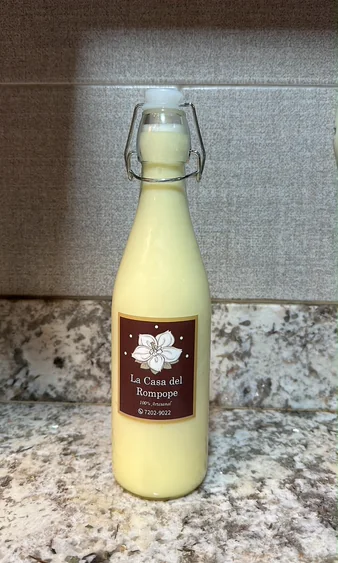 Botella de 500 ml de rompope La Casa del Rompope, con tapa de gancho